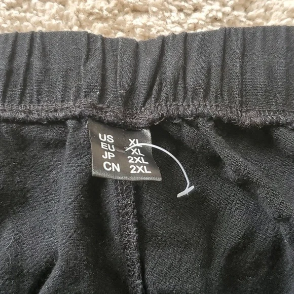 Scalloped Black Shorts - Picture 2 of 7